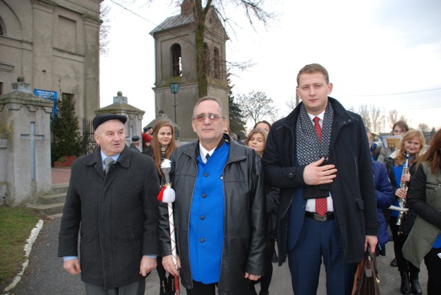 Radny Wiesław Migdalski, dyrygent Jan Skuratowicz i Błażej Patyk, wiceprzewodniczący Rady Gminy Radziejów