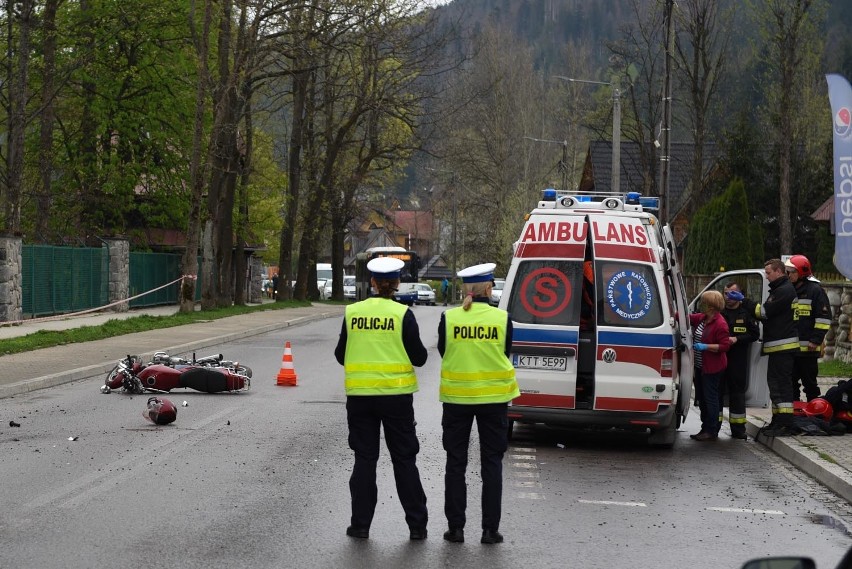 Wypadek w Zakopanem. Motocyklista uderzył w drzewo, zmarł w szpitalu