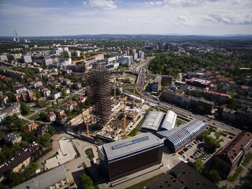 Kraków. Gigantyczny dźwig przy szkieletorze [ZDJĘCIA Z DRONA]