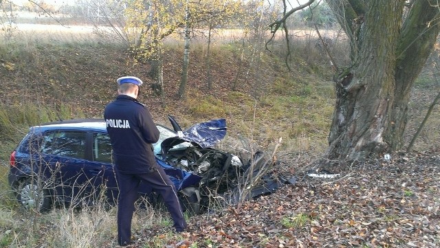 Śmiertelny wypadek w Białej Podlaskiej: Golf uderzył w drzewo