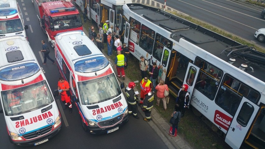 20 rannych w zderzeniu tramwajów na Legnickiej. 12 osób trafiło do szpitala (ZDJĘCIA, FILM)