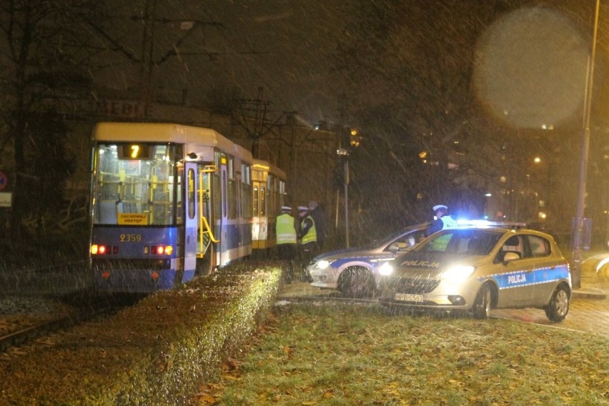 Wypadek na Żmigrodzkiej 30.11.2016. Tramwaj potrącił...