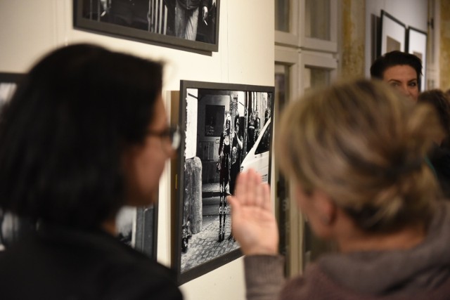 24 stycznia, w Małej Galerii Fotografii ZPAF w Toruniu, odbył się wernisaż wystawy „Między historią a współczesnością - oblicza fotografii”.  „Między historią a współczesnością - oblicza fotografii”  jest wystawą artystów fotografików Okręgu Kujawsko-Pomorskiego Związku Artystów Fotografików. Na wystawie jest zaprezentowanych około 50 prac fotograficznych. Autorzy: Jadwiga Elżbieta Czarnecka, Marek Czarnecki, Kinga Eliasz, Zbigniew Filipiak, Adam Fisz, Dariusz Gackowski, Dariusz Grożyński, Stanisław Jasiński, Witold Jurkiewicz, Maciej Kastner, Anna Kola, Jacek Kutyba, Marek Noniewicz, Maciej Pasieka, Jerzy Riegel, Justyna Rojek, Marcin Sauter, Andrzej R. Skowroński, Jacek Szczurek, Wojciech Woźniak.Zobacz także: "Walizka pełna skarbów". Urodziny Tony'ego Halika [ZDJĘCIA]Ekspozycja: do 17 lutego 2018  NowosciTorun 