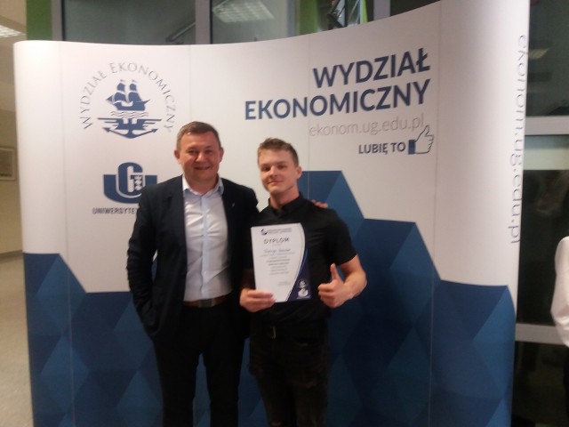 Nauczyciel Piotr Styczyński i laureat ogólnopolskiej olimpiady spedycyjno-logistycznej Patryk Raubo