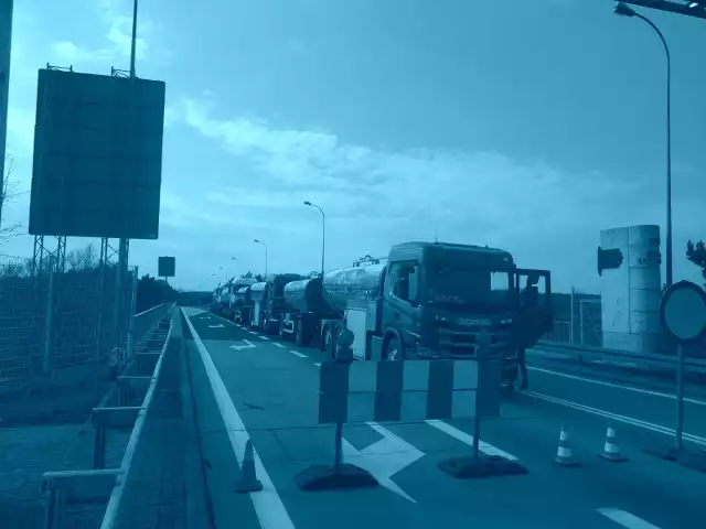 Szereg cystern przed przejściem granicznym w Gubinku. Dlaczego ten transport jest przepuszczany przez zamknięte przejście?