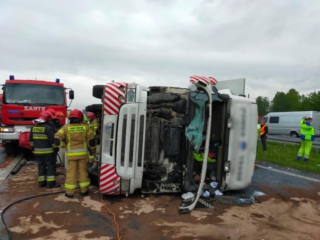 Ciężarówka przewróciła się na węźle S1/A4 w Mysłowicach. Są utrudnienia na drodze