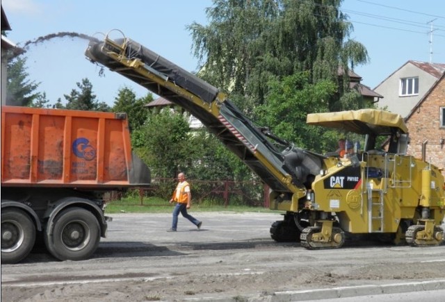 W miniony poniedziałek Przedsiębiorstwo Budownictwa Komunalnego w Łomży rozpoczęło remont Sikorskiego między Woj. Polskiego, a Nowogrodzką. Prace trwają na jednej stronie jezdni.