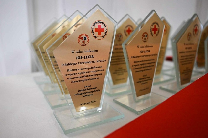 105-lecie Polskiego Czerwonego Krzyża w Rzeszowie. Wręczono odznaczenia [ZDJĘCIA]