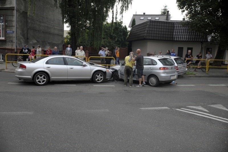 Kolizja na skrzyżowaniu przy ulicy Armii Krajowej...