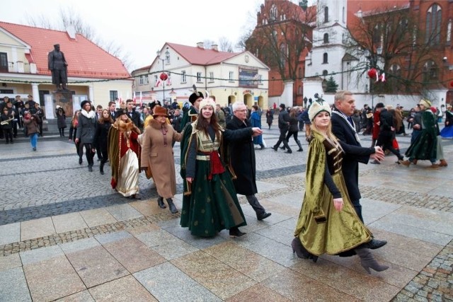 Poloneza w centrum miasta zatańczył m.in. Prezydent Białegostoku.