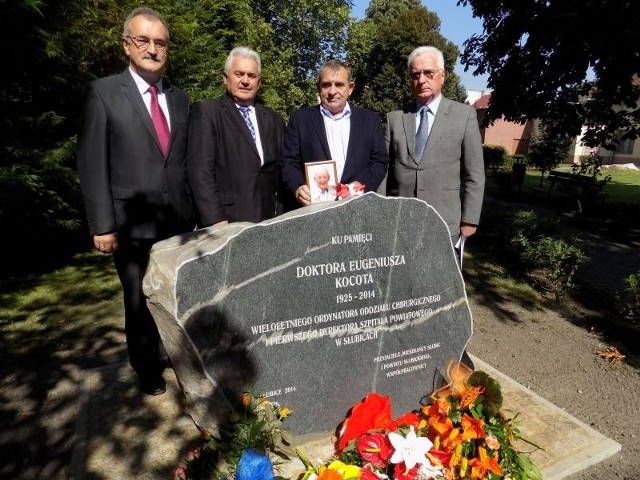 Henryk Smajewski(z prawej), Andrzej Barański, Zygmunt Baś i wicestarosta Leopold Owsiak przy odsłoniętej chwilę wcześniej tablicy pamiątkowej.