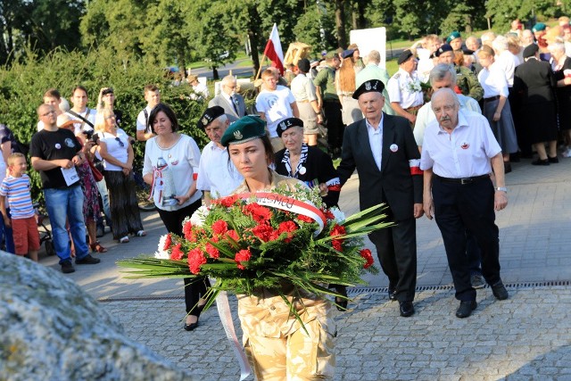 73. rocznica wybuchu Powstania Warszawskiego w Toruniu [ZDJĘCIA]Dużym zainteresowaniem mieszkańców cieszyły się "żywe barykady", przygotowane przez Fundację Muzeum Historyczno-Wojskowe. Powstańczy punkt sanitarny, radio "Błyskawica", poczta polowa i krawiecki punkt szycia powstańczych opasek to tylko niektóre z elementów inscenizacji, które przypominały o bohaterskiej historii najpierw przy Strumykowej, a potem przy Placu Rapackiego.O godz. 17:00 w Toruniu, podobnie jak w całej Polsce, zawyły syreny alarmowe, a potem rozpoczęła się uroczystość wojskowa przy pomniku ku czci Żołnierzy Armii Krajowej, z udziałem kombatantów, parlamentarzystów, przedstawicieli władz samorządowych i licznie zgromadzonych torunian, którzy wspominali bohaterski zryw sprzed 73 lat. - Tę walkę, trwającą aż 63 dni, wielu powstańców przypłaciło życiem. A jednak się nie ulękli – odpowiedzieli „TAK” na to najtrudniejsze zawołanie Ojczyzny, gotowi poświęcić dla niej wszystko. Dziś tamte dramatyczne chwile przypomnieli nam młodzi torunianie, budując barykady powstańcze na ulicach naszego miasta.  Godzina „W” nie przestała bić! Ona bije codziennie dla każdego z nas! Tutaj w Toruniu, w Warszawie i w każdym miejscu Polski. Bije w każdym zakątku świata, gdzie słychać polską mowę. Bije i wzywa nas co dzień do gotowości ofiary za Polskę. Bije i przypomina nam, że Polska to nasze wspólne, najważniejsze dobro, które powinniśmy przedkładać ponad wszystko. Polska silna - to nasza jedność, zgoda i wzajemny szacunek! - przypomniał w swoim przemówieniu prezydent Torunia Michał Zaleski.Zobacz także: Jak dobrze znasz toruńskie ulice? [quiz]NowosciTorun