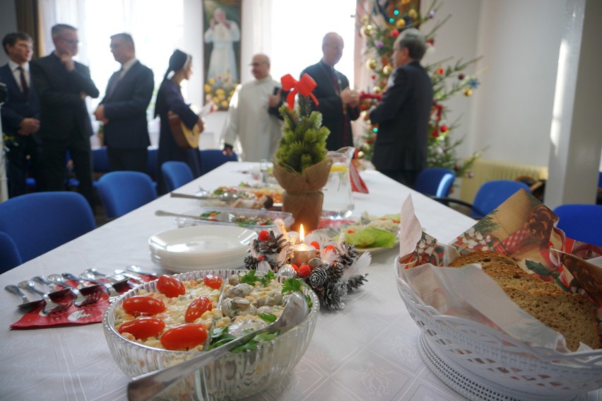 Spotkanie wigilijne w Hospicjum Dobrego Samarytanina. Pracownicy i pacjenci podzielili się opłatkiem (ZDJĘCIA)