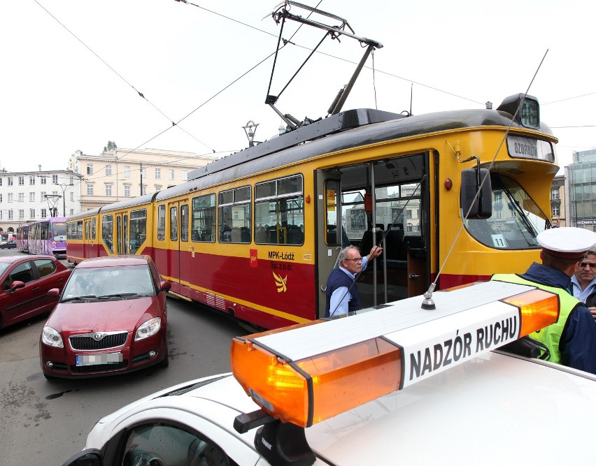 Wypadek na pl. Wolności w Łodzi. Jedna osoba ranna [ZDJĘCIA]