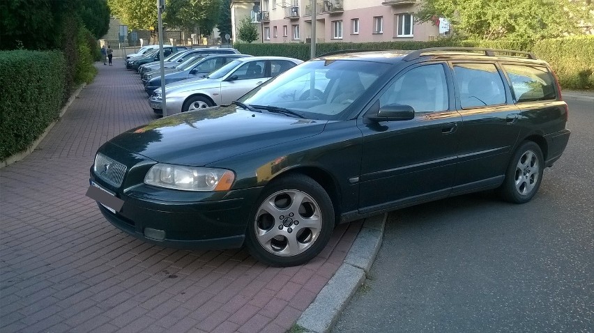 Zdjęcie wykonane w Jaśle. Jak widać, mistrzom parkowania...