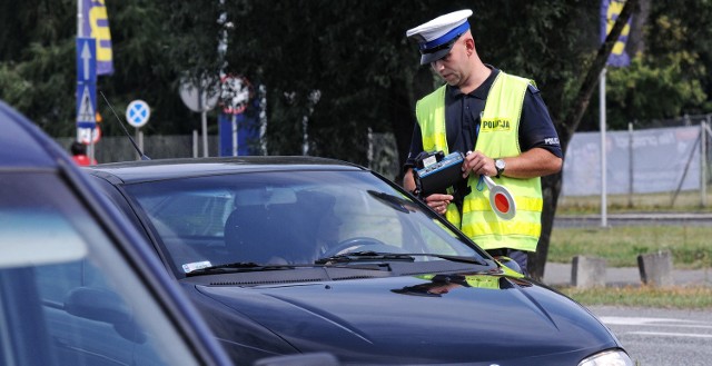 Jeśli policjant przyłapie kierowcę na wykroczeniu na gorącym uczynku lub bezpośrednio po zdarzeniu, ma 14 dni na wystawienie mandatu.