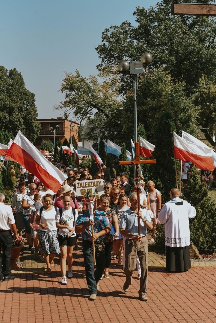 W dniu Odpustu Matki Bożej Pocieszenia, przy ołtarzu...