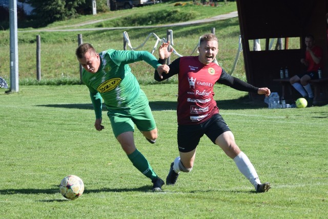 Handzlówka (zielone stroje) przegrała w Jaworniku Polskim z Iskrą 0:2