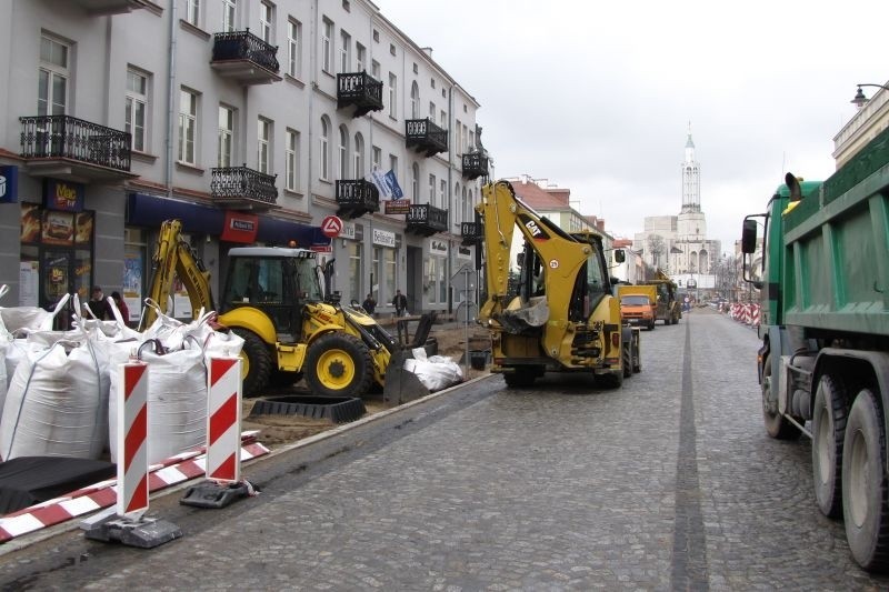 Wiosną zeszłego roku rozpoczęła się przebudowa głównej ulicy...