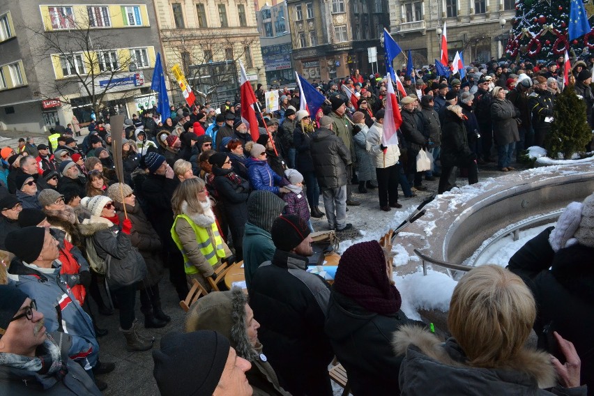 Manifestacja KOD w Bielsku-Białej. Mróz, demokracja, narodowcy i... poseł Pięta [ZDJĘCIA]