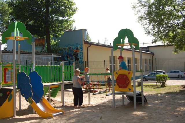 Na placu zabaw przy ośrodku kultury, który służy maluchom, wymieniono część urządzeń. Dzieci mogą bawić się bezpiecznie