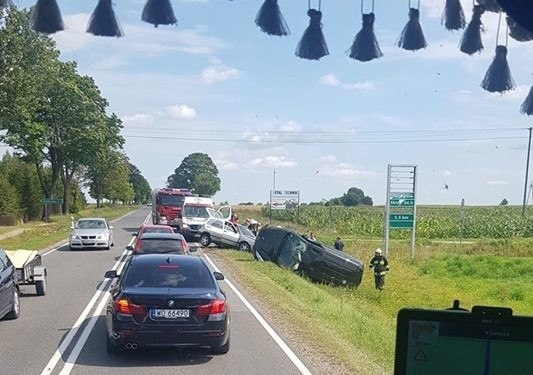 Gałkówka. Wypadek na drodze krajowej nr 61 między Łomżą, a Ostrołęką. Dwie osoby w szpitalu [ZDJĘCIA]