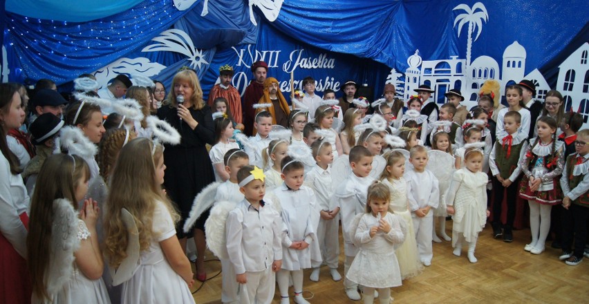 Wyjątkowe Jasełka w Szkole Podstawowej w Dobrzeszowie, w gminie Łopuszno. Dzieciaki zaprezentowały się wspaniale. Zobaczcie zdjęcia