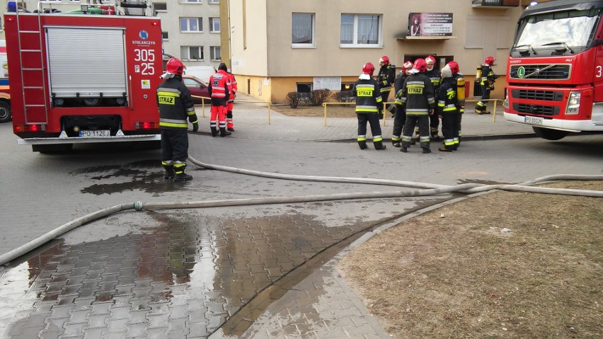 Pożar na os. Zwycięstwa - ogień pojawił się w wieżowcu nr 7