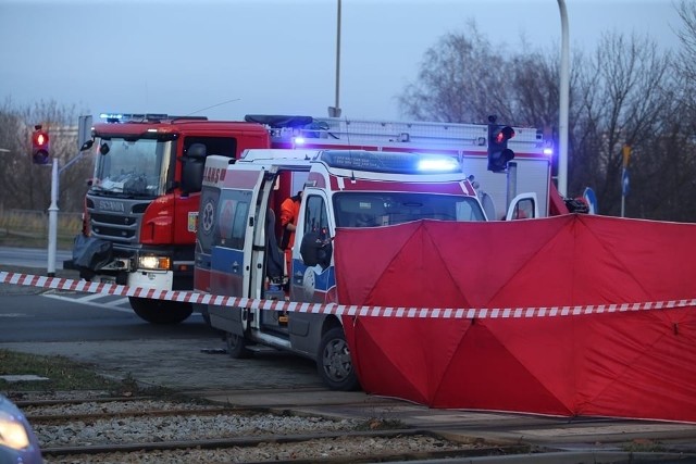 Wypadek na Gliwickiej w Katowicach. Samochód wjechał pod tramwaj