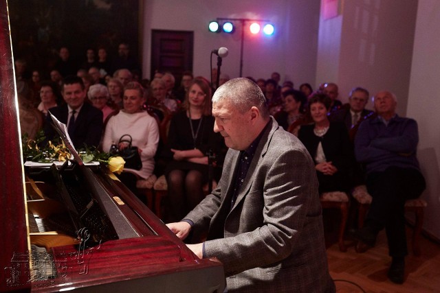 Kuba Stankiewicz wystąpił w Muzeum Ludowych Instrumentów Muzycznych w Szydłowcu w 2018 roku.