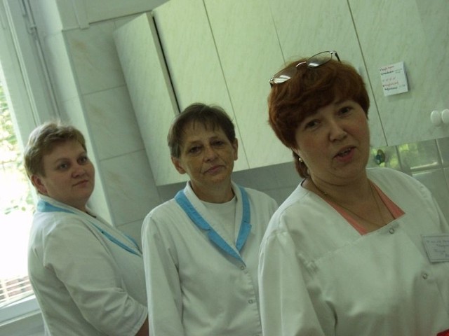 Krystyna Mięczakowska (pierwsza z lewej) i Danuta Buczman (w środku), pielęgniarki z neurologii, dostały pracę w nowej spółce. - Mnie jeszcze nie zatrudniono, ale mam nadzieję, że wkrótce podpiszę umowę - mówi Alicja Żegleń.