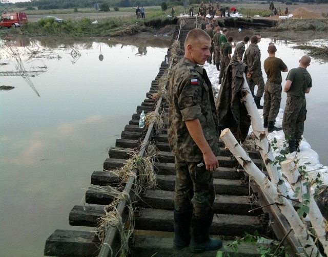 W Radomierzycach woda wymyła nasyp kolejowy na odcinku 30-40 metrów tak, że pozostały tylko wiszące tory kolejowe