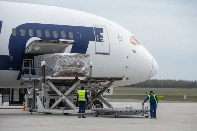 To pierwszy z czterech samolotów, które dostarczą do Polski sprzęt warty 20 mln zł. Zobacz więcej zdjęć ---->