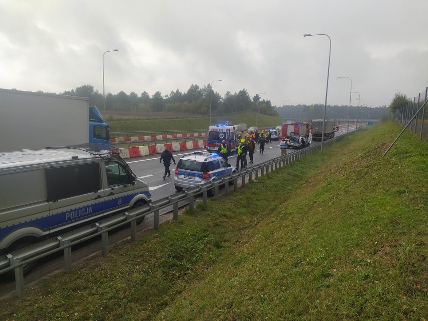 Tragiczny wypadek na DK 19. Golf zderzył się z ciężarówką. Jedna osoba zginęła, trzy zostały ranne