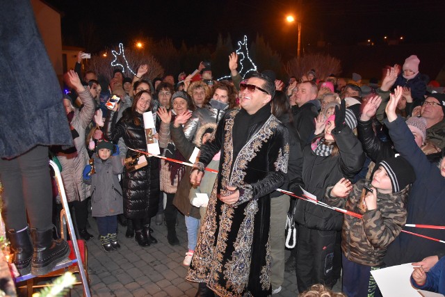 Poświąteczna środa 28 grudnia w Gorlickiem to był czas muzycznego spotkania z Konradem Cieślikiem, który najpierw wystąpił w cerkwi w Owczarach, a później pojechał do Gorlic na ulicę Stróżowską, gdzie od kilku dni działa wielka świąteczna iluminacja