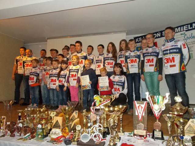 Sekcja kolarska KS Luboń i część trofeów zdobytych w 2013 roku