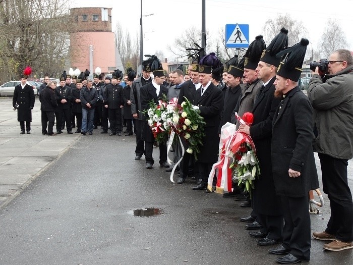 Katastrofa w kopalni Halemba: Kwiaty i znicze w 8 lat po tragedii. Wyroku nadal nie ma [ZDJĘCIA]