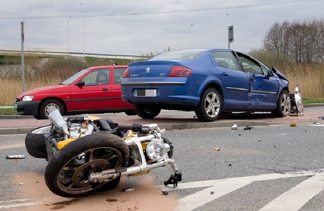 Na skrzyżowaniu krajowej drogi numer 42 i ulicy Krakowskiej w Skarżysku harley &#8211; davidson zderzył się z peugeotem.