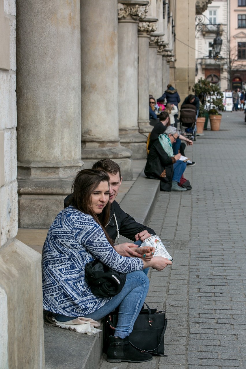 Wiosna w Krakowie. Tłumy ludzi na bulwarach wiślanych i w centrum miasta [ZDJĘCIA]