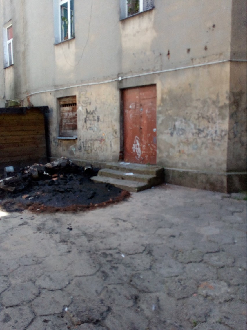 Bałagan i smród przy kamienicy na Cyruliczej w Lublinie. Mieszkańcy interweniują 
