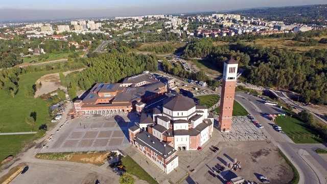 Centrum „Nie lękajcie się!”, a w nim Sanktuarium Jana Pawła II oraz nowe okno na cały Kraków - dzwonnica i zarazem wieża widokowa, której budowa skończyła się w zeszłym roku