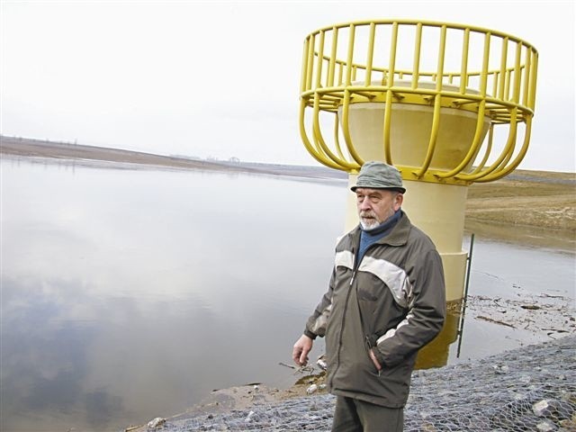 - Od samego początku nasze jezioro zamieniało się w jeden wielki ściek - mówi Jan Żłobicki, sołtys Włodzienina. (fot. Sławomir Mielnik)