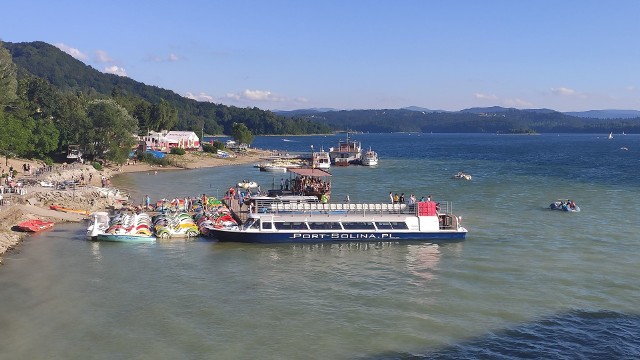 W piątek na Jeziorze Solińskim wypoczywały tłumy turystów, których przywitała piękna, słoneczna pogoda. Zobaczcie zdjęcia!