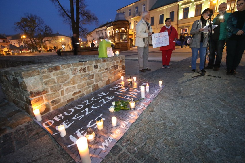 Akcja Komitetu Obrony Demokracji. W Kielcach zapłonęły znicze dla Piotra Szczęsnego. Mężczyzna dokonał samospalenia (ZDJĘCIA)