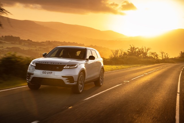 Range Rover Velar Land Rover odświeżył linię Range Rover Velar. W nowej wersji samochód otrzymał m.in. nową gamę bardziej wydajnych silników zelektryfikowanych. Fot. materiały prasowe