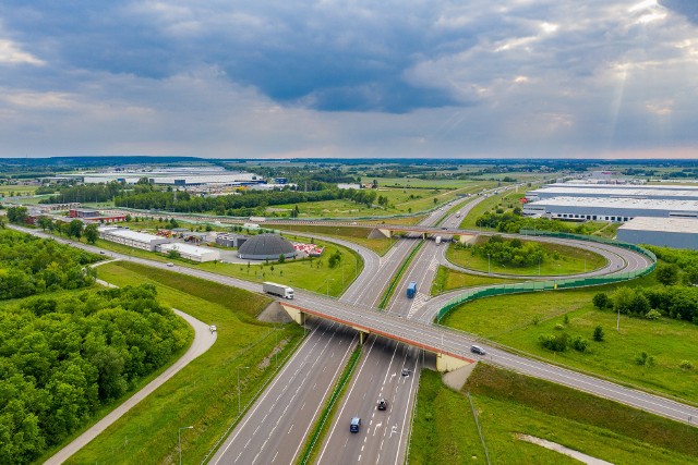 Generalna Dyrekcja Dróg Krajowych i Autostrad (GDDKiA) podpisała umowę na remont 20-kilometrowego odcinka trasy między węzłami Stryków i Emilia. Prace, które przeprowadzi firma Strabag, będą podzielone na dwa etapy i potrwają rok. Pierwszy etap robót obejmuje odcinek od węzła Emilia do węzła Zgierz (wraz z węzłami) i będzie realizowany w tym roku, drugi etap to odcinek od węzła Zgierz do węzła Stryków (bez węzłów) i będzie wykonywany w roku przyszłym.Fot. GDDKiA