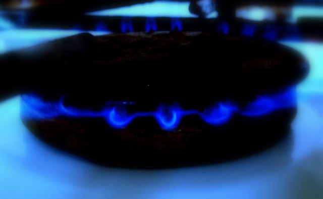 Palniki kuchenki gazowejSprawne działanie palników kuchenki gazowej to jeden z warunków bezpiecznej eksploatacji instalacji gazowej w domu. Płomień prawidłowo spalającego się gazu ziemnego powinien mieć barwę jasnoniebieską. Kolor żółty lub pomarańczowy oznacza niepełne spalanie przez co zwiększa się zużycie gazu i istnieje zagrożenie powstawania czadu.