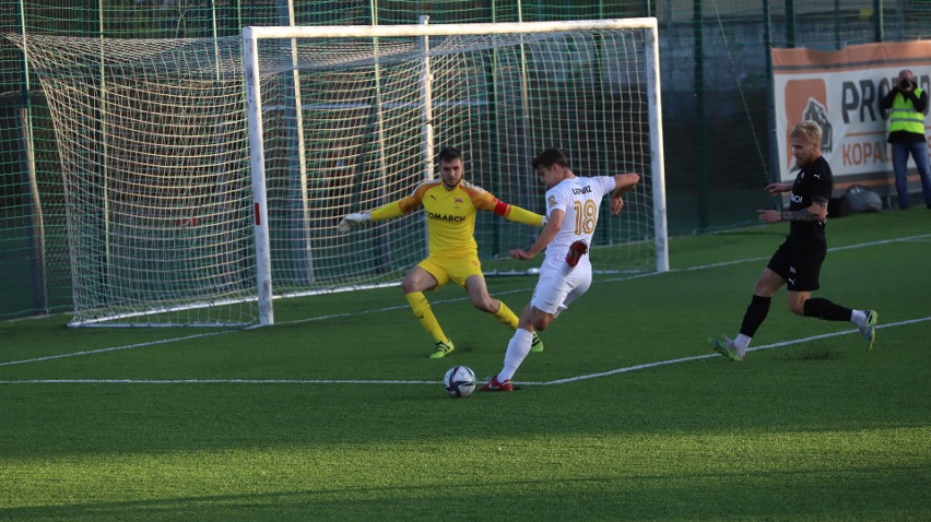 Grała piłkarska 3. liga. ŁKS Probudex wygrał i pozostał liderem! Kontrowersje w Kielcach i porażka Korony II. Fatalna sytuacja Czarnych