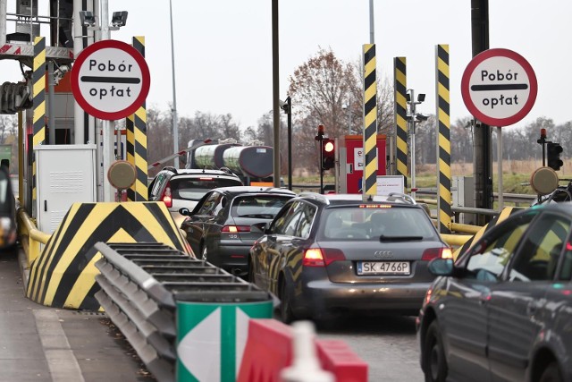 Ważne zmiany w opłatach na autostradach w Polsce od 1 lipca 2023 roku. Prezydent Andrzej Duda podpisał ustawę znoszącą opłaty za przejazd samochodów osobowych państwowymi autostradami. Ustawa wprowadza także zakaz wyprzedzania się ciężarówek na trasach szybkiego ruchu. Które odcinki będą darmowe? Co się zmieni? Czytaj więcej >>>>>