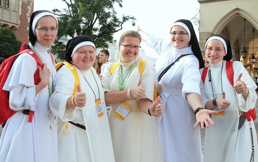 Kraków. Rynek opanowany przez pielgrzymów [ZDJĘCIA]